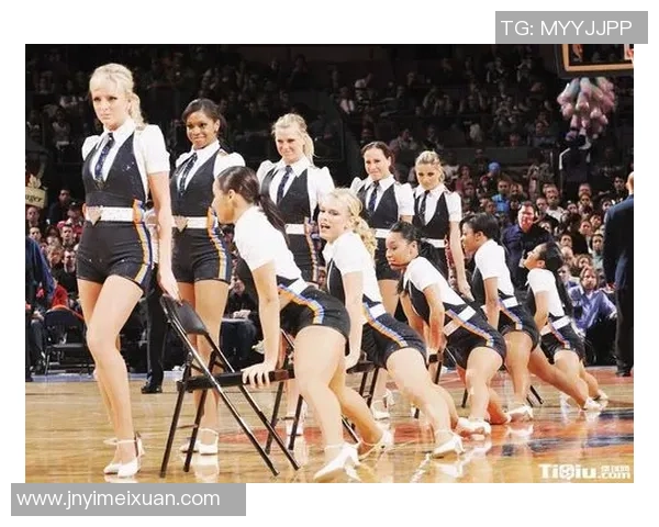 足球球星与拉拉队的幕后故事：他们的默契配合与相互支持关系揭秘