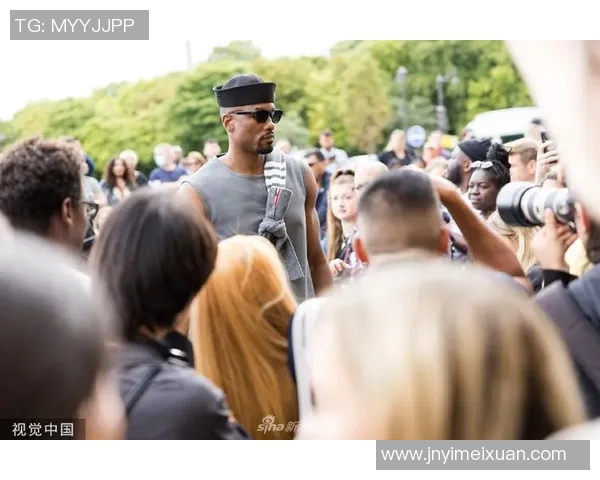 足球球星亮相巴黎时装周展现运动与时尚完美融合风采