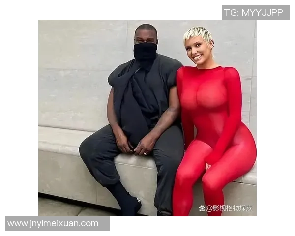 足球球星妻子私密艳照曝光引发网络热议球迷关注隐私与道德问题