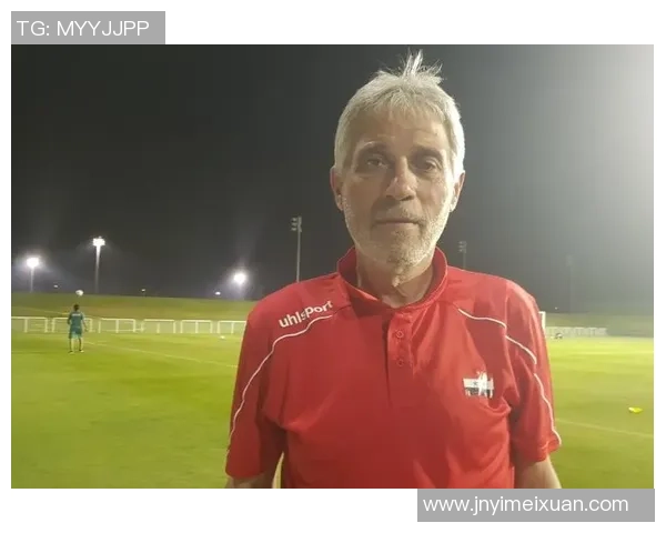 足球球星怒踢领队事件曝光 球场风波引发热议与讨论